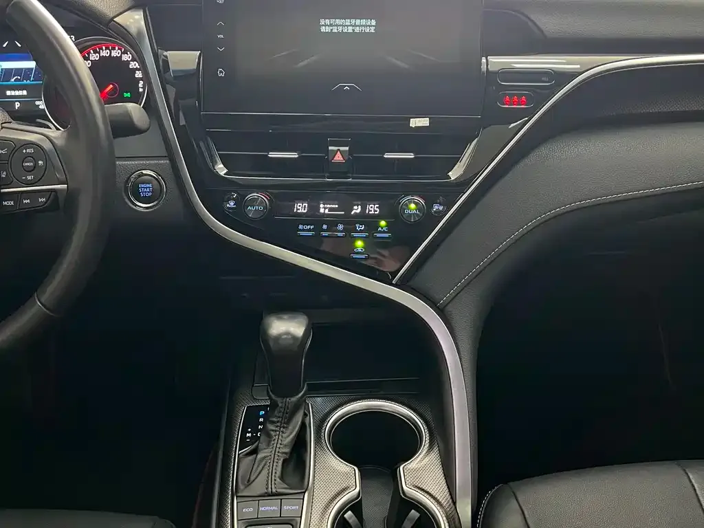 Toyota Camry — фото 10