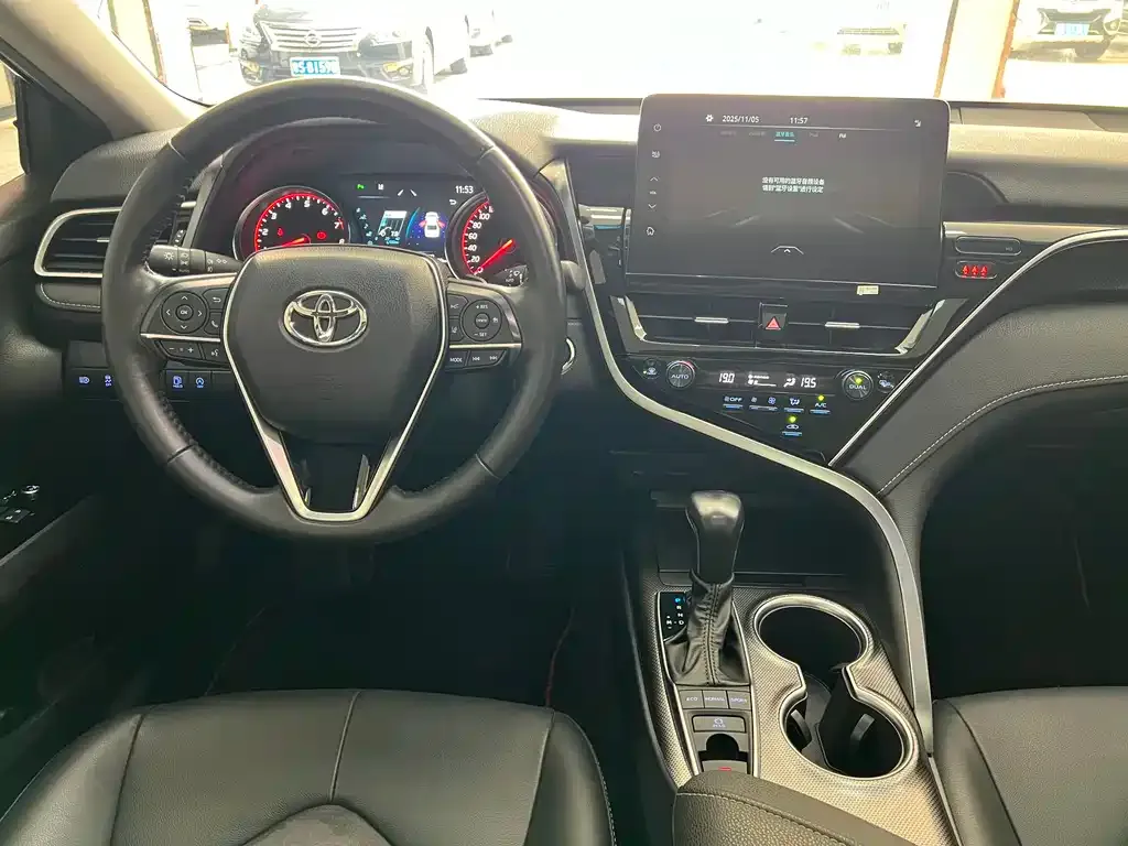 Toyota Camry — фото 8