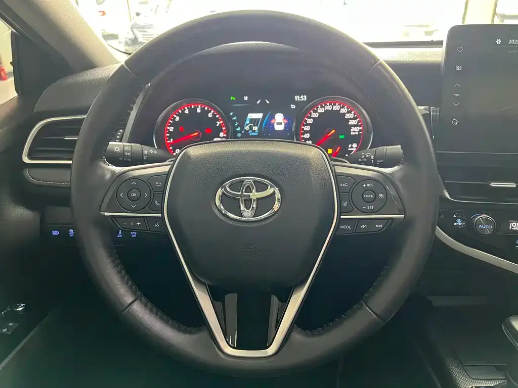 Toyota Camry — фото 9