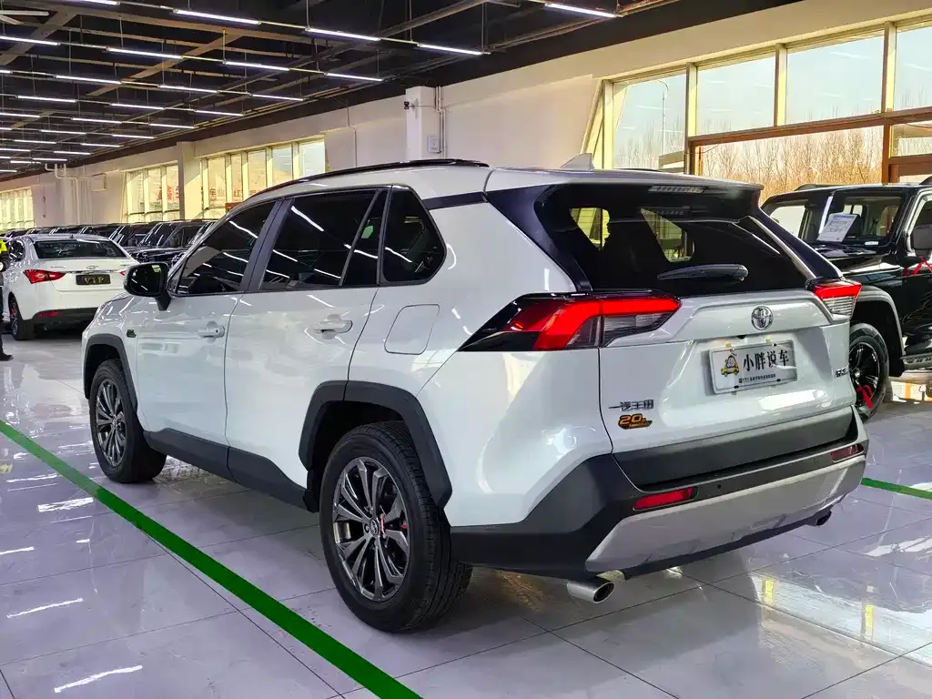 Toyota RAV4 2023 из CN, фото 4