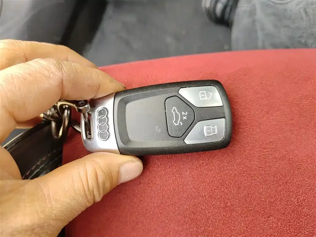 Audi A4L 2022 из CN, фото 9