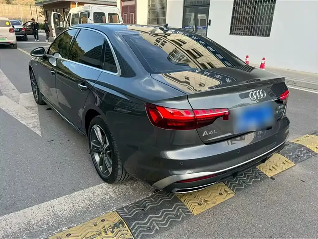 Audi A4L 2022 из CN, фото 5