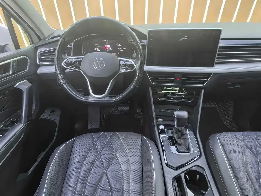 Volkswagen Tiguan L — фото 7
