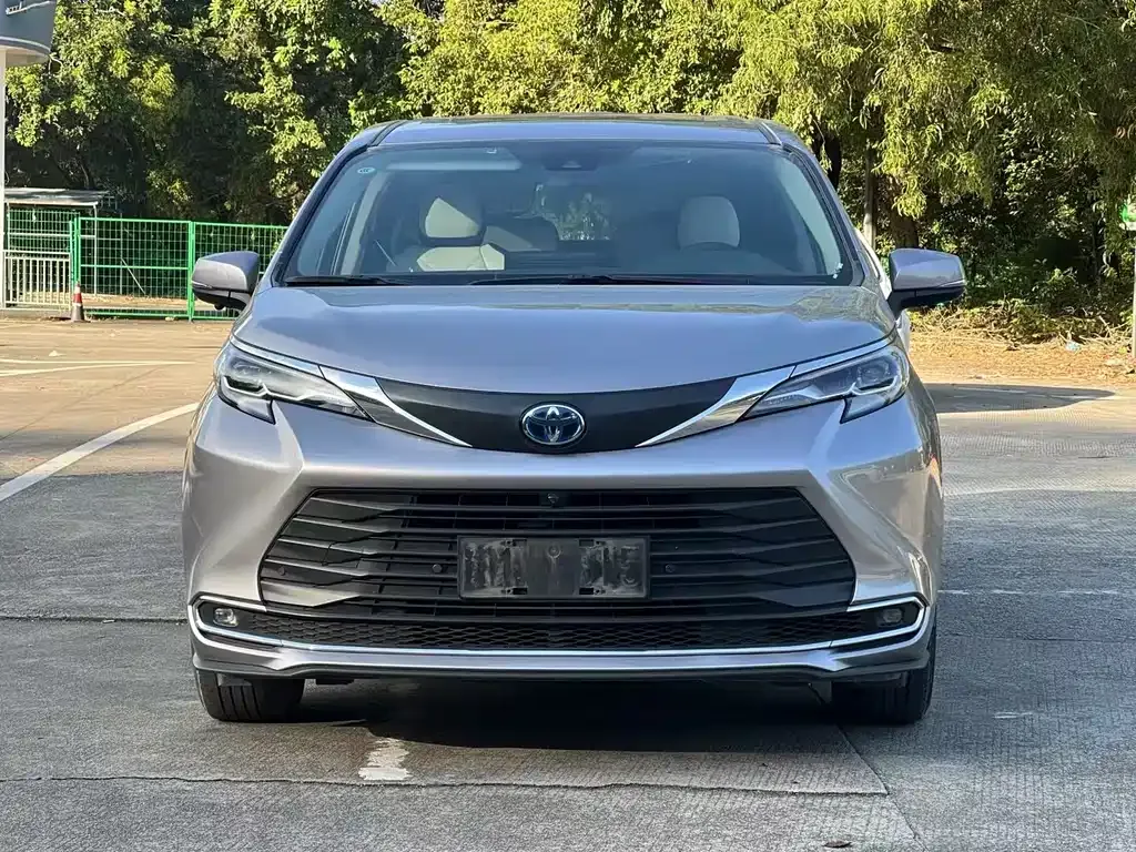 Toyota Sienna 2023 из CN, фото 2