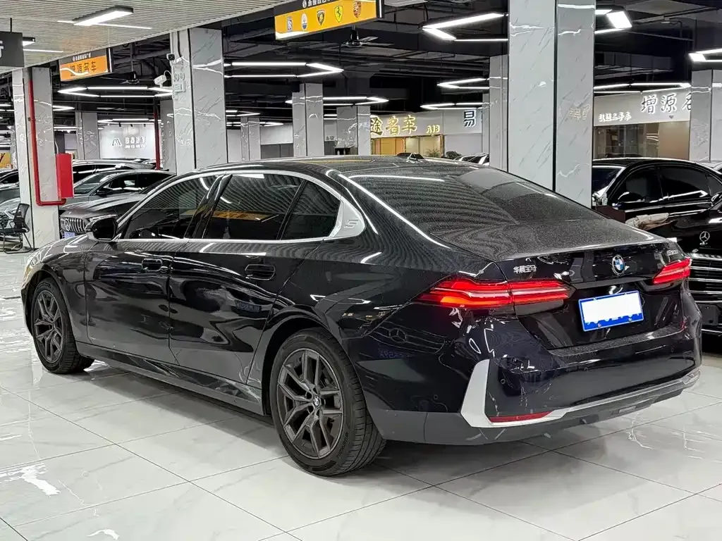 BMW 5 Series 2025 из CN, фото 10