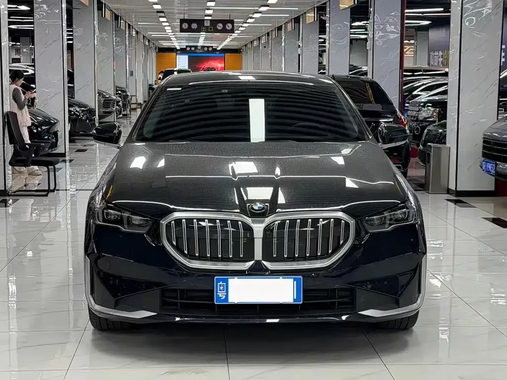 BMW 5 Series 2025 из CN, фото 2