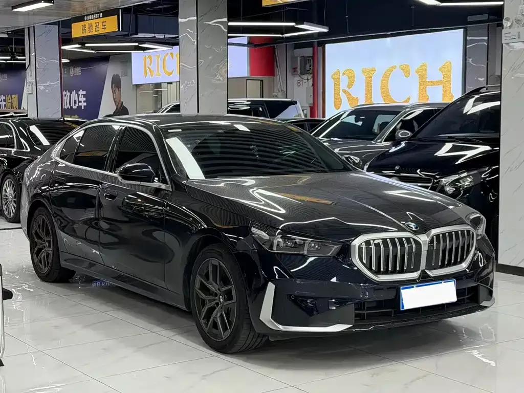 BMW 5 Series 2025 из CN, фото 3