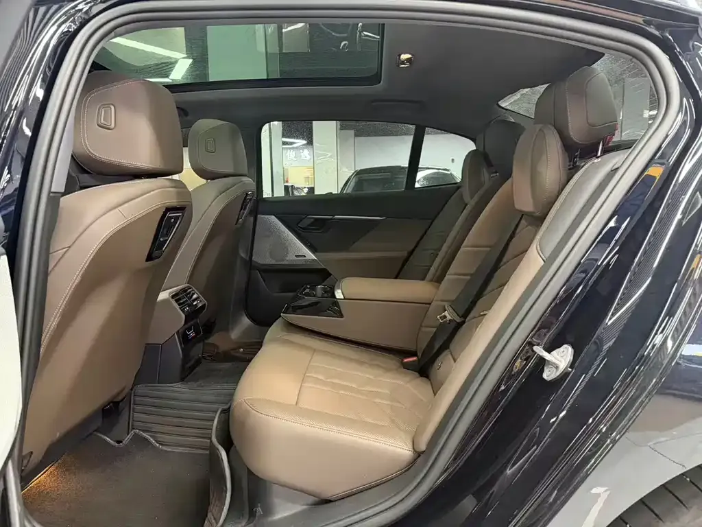 BMW 5 Series 2025 из CN, фото 6