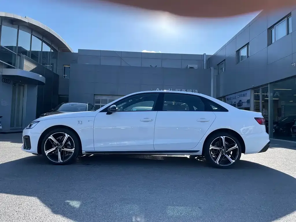 Audi A4L 2023 из CN, фото 3