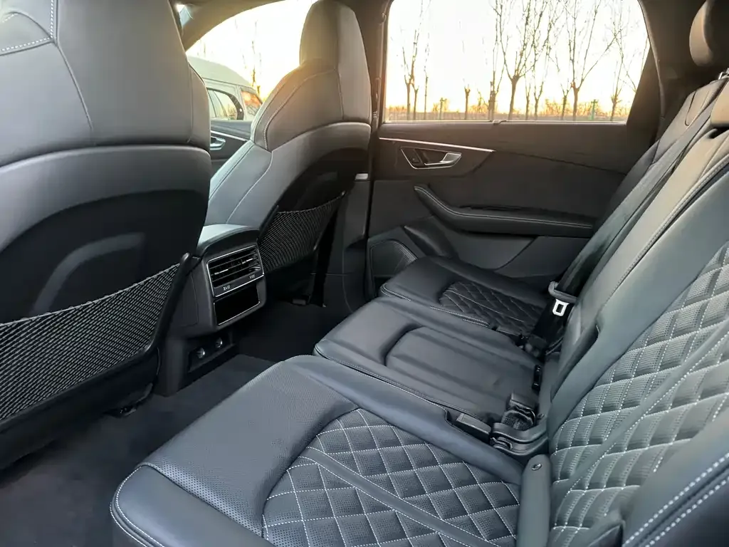 Audi SQ7 2025 из CN, фото 8