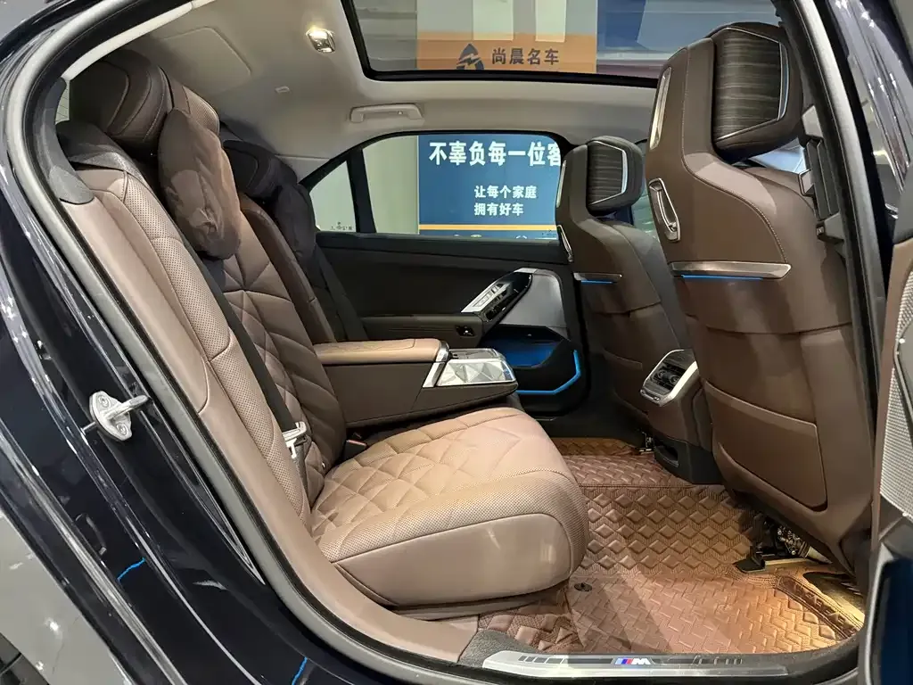 BMW 7 Series 2024 из CN, фото 10