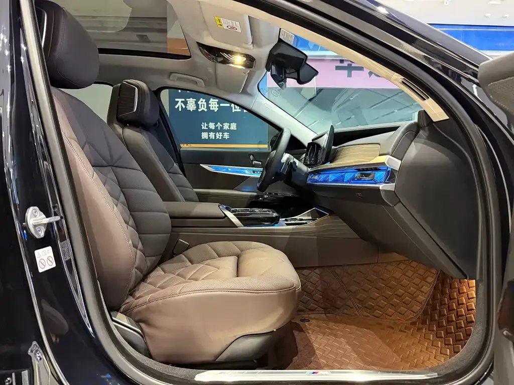 BMW 7 Series 2024 из CN, фото 8
