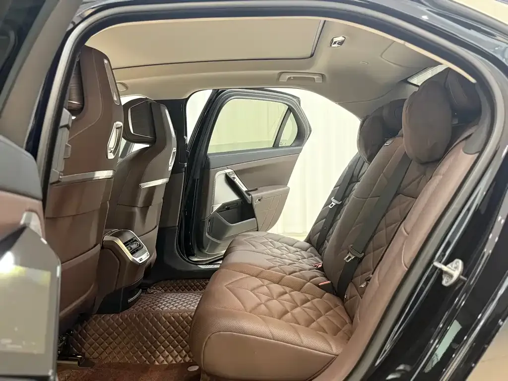 BMW 7 Series 2023 из CN, фото 8