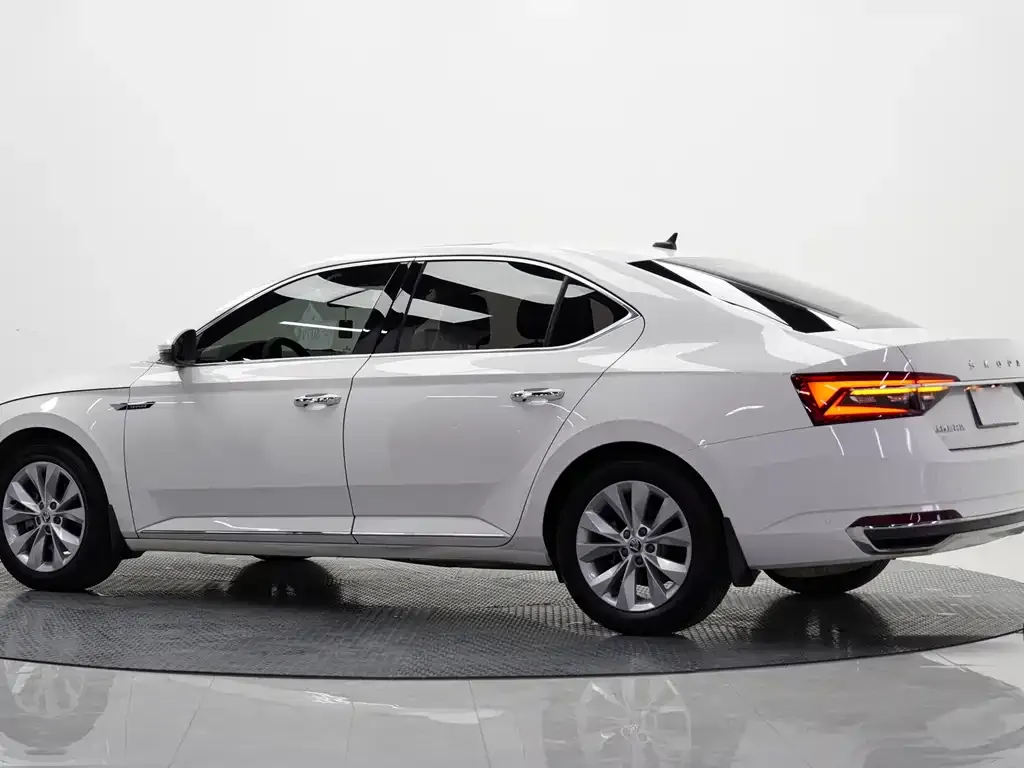 Skoda Superb — фото 3