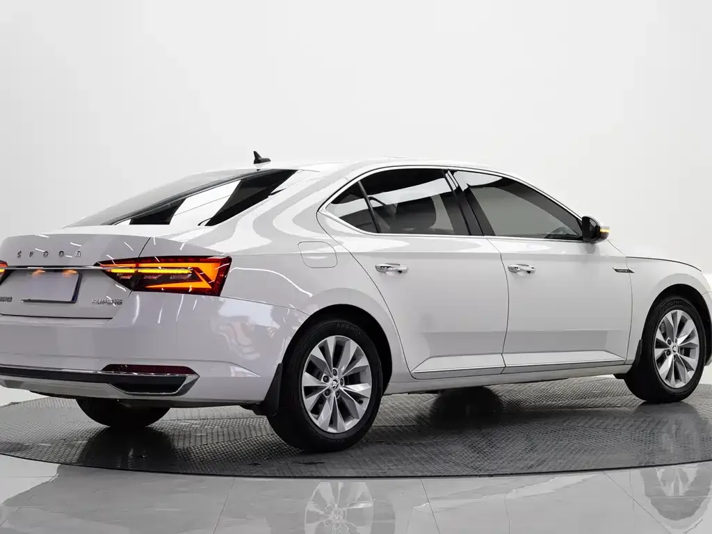 Skoda Superb — фото 5