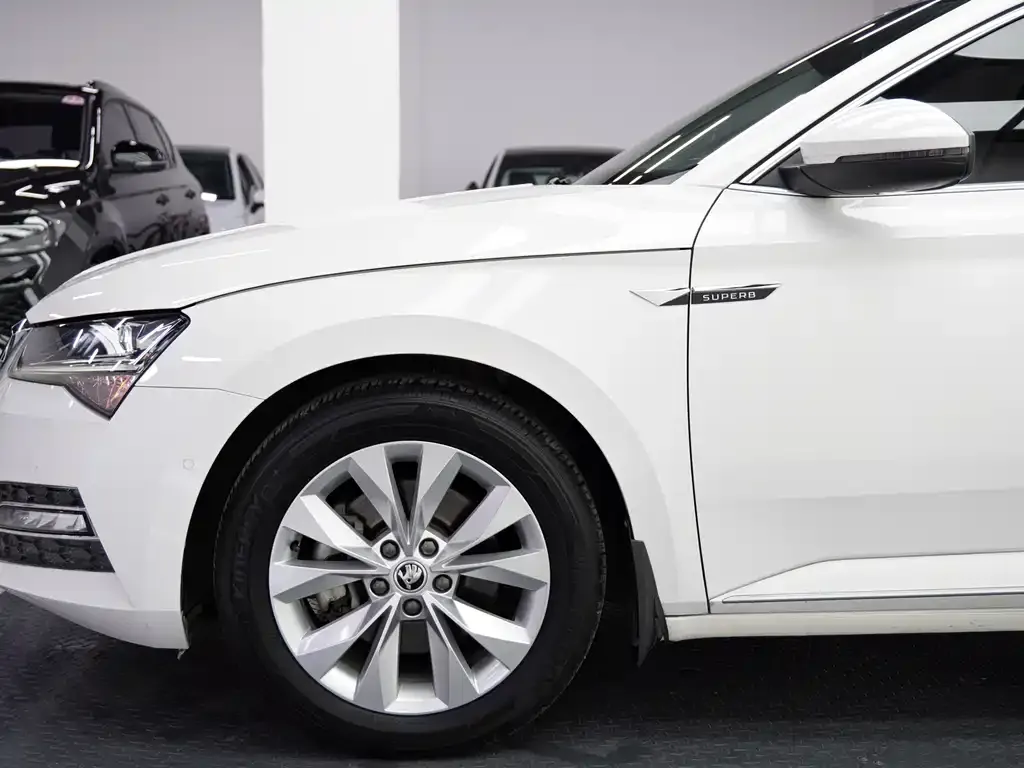Skoda Superb — фото 8