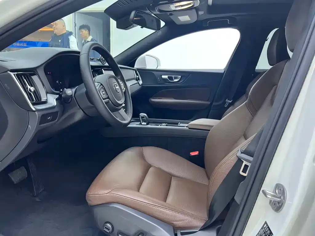 Volvo S60 2023 из CN, фото 4