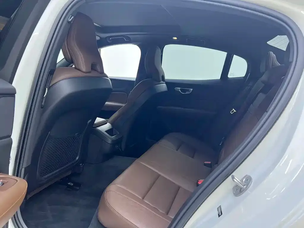 Volvo S60 2023 из CN, фото 8