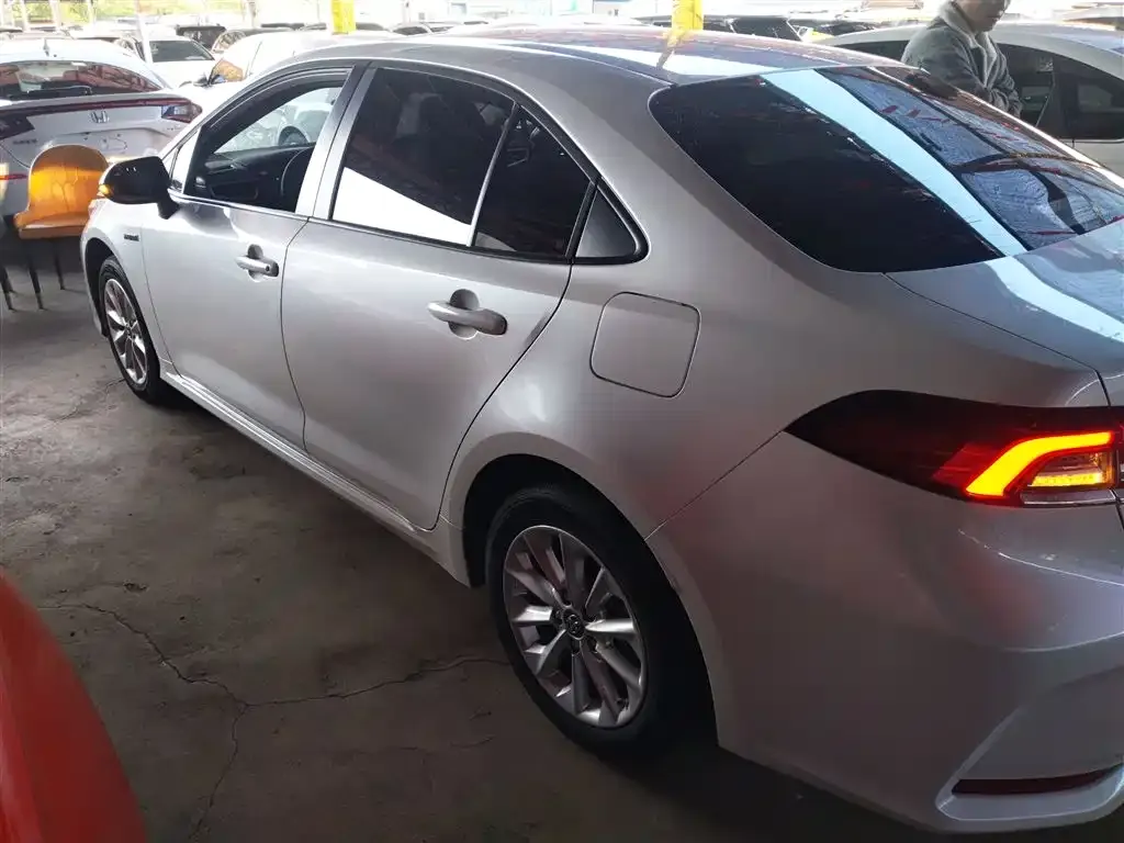Toyota Corolla — фото 5