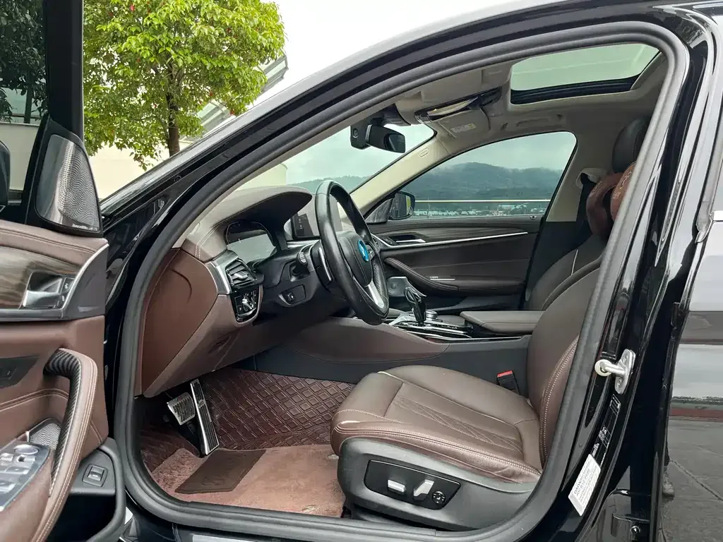 BMW 5 Series 2022 из CN, фото 4