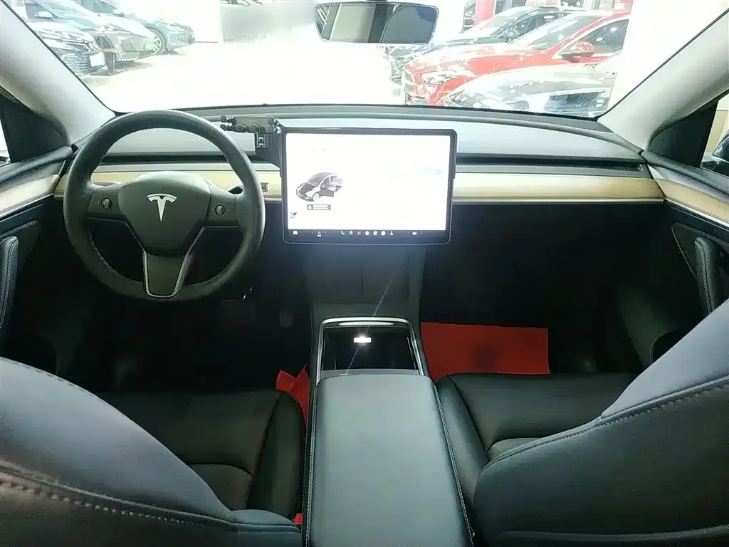 Tesla Model Y — фото 10