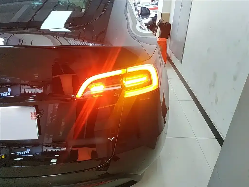 Tesla Model Y — фото 8