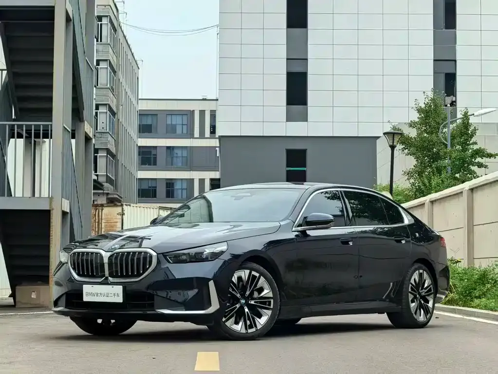 BMW 5 Series — фото 1