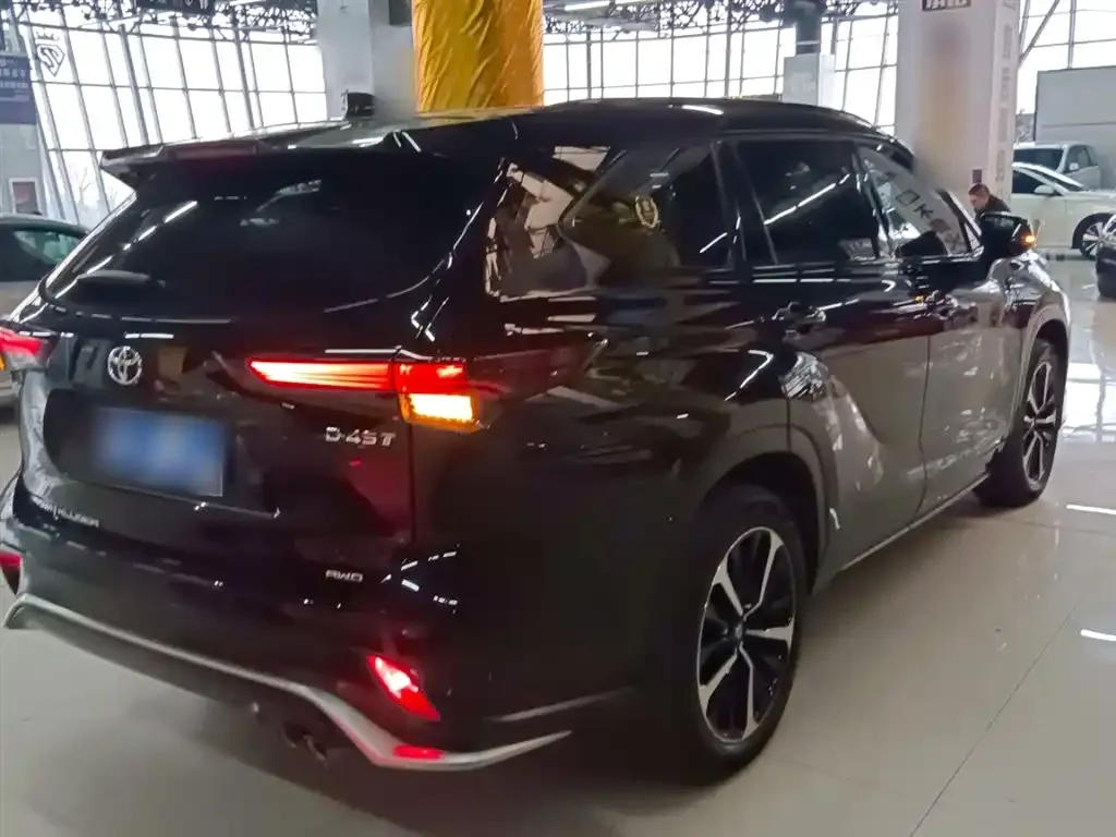 Toyota Crown Kluger 2023 из CN, фото 7