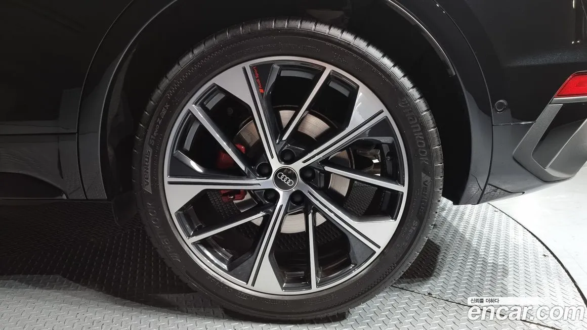 Audi SQ5 2023 из KR, фото 5