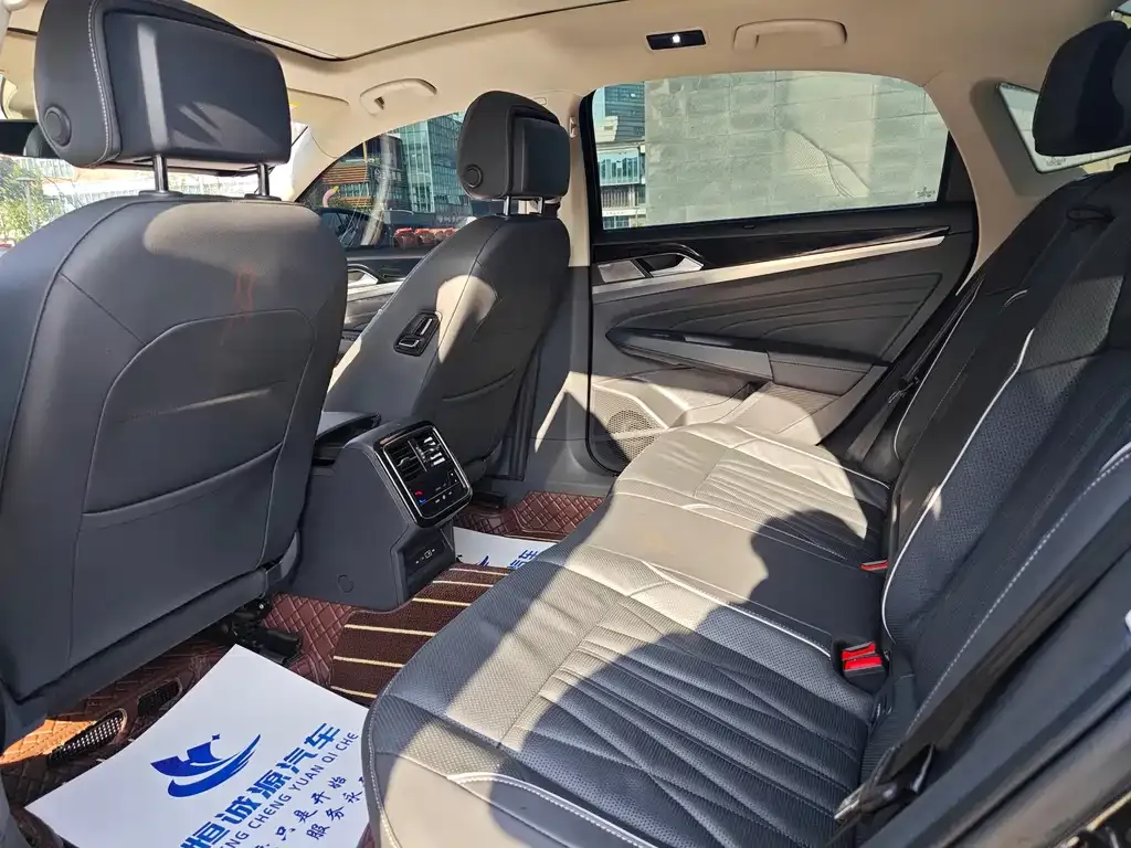 Volkswagen Passat 2023 из CN, фото 4