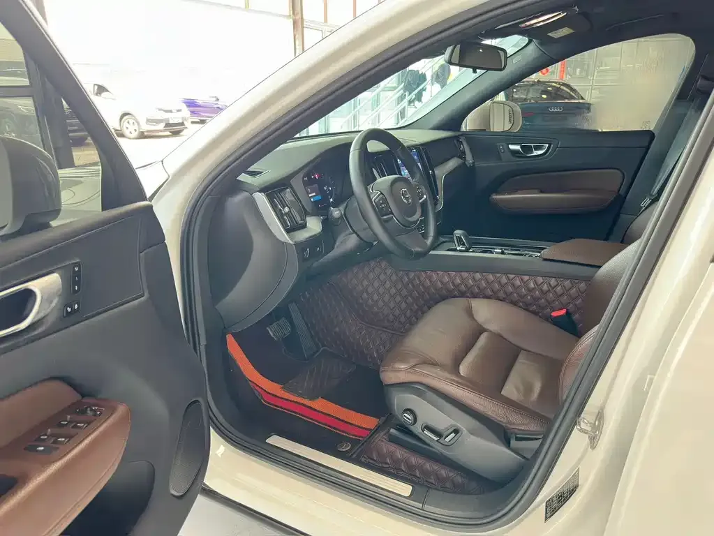 Volvo XC60 2021 из CN, фото 4