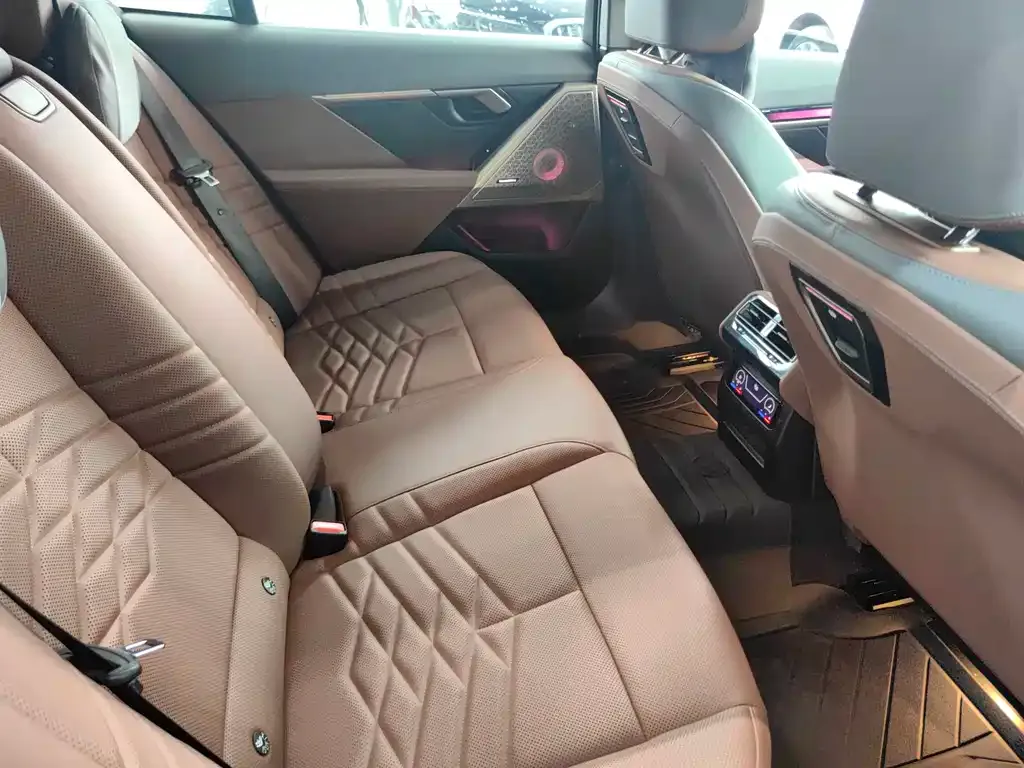 BMW 5 Series 2024 из CN, фото 10