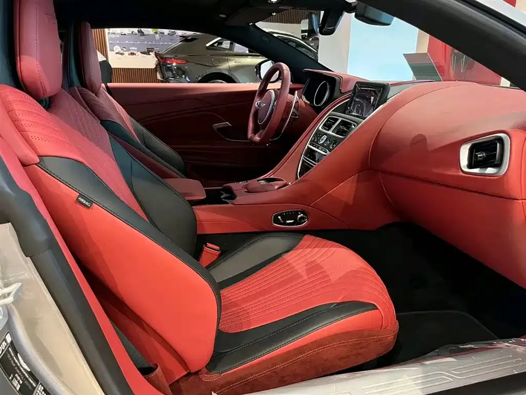 Aston Martin DB11 2023 из CN, фото 6