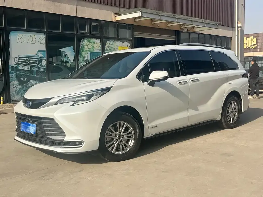 Toyota Sienna — фото 1
