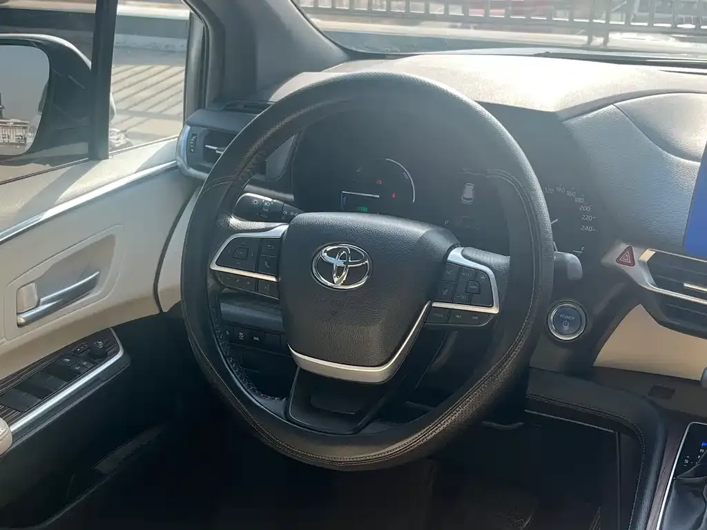 Toyota Sienna — фото 10