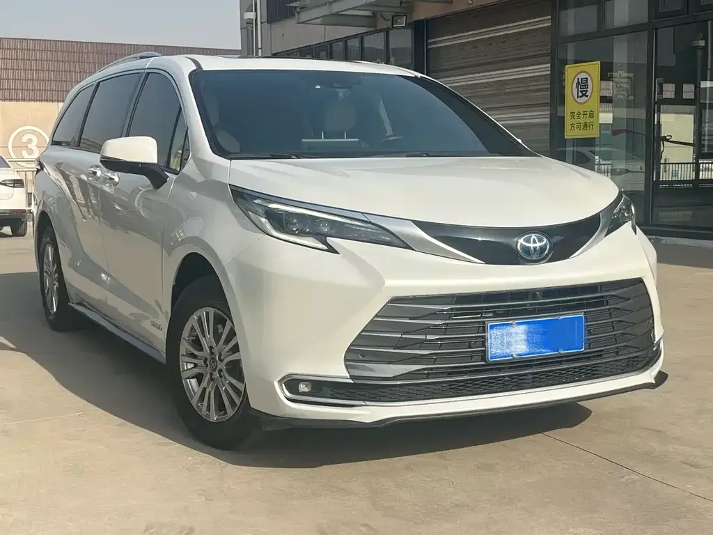 Toyota Sienna — фото 3
