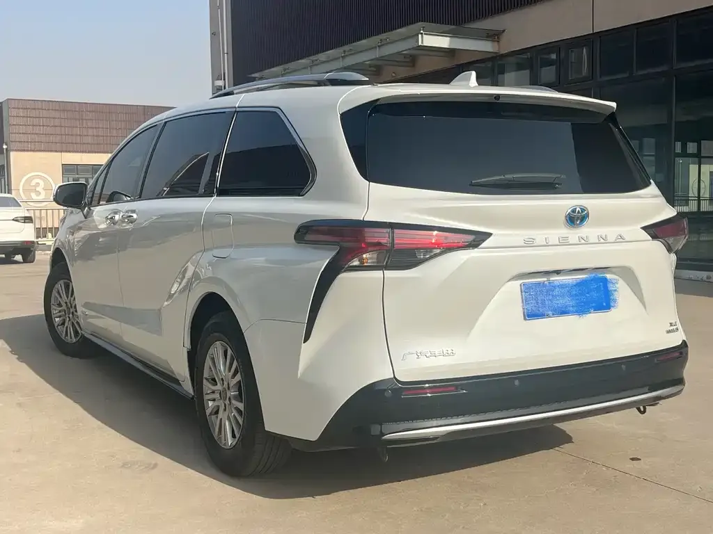 Toyota Sienna — фото 4