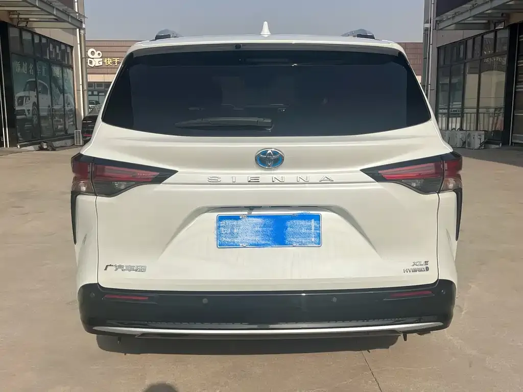 Toyota Sienna — фото 7