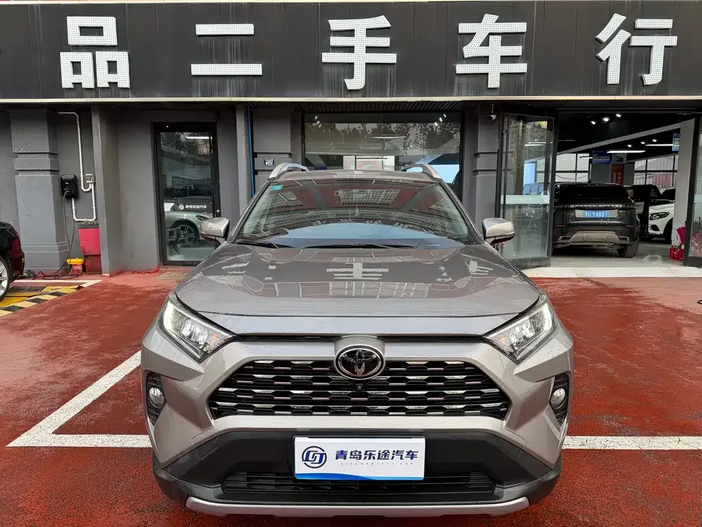 Toyota RAV4 — фото 1