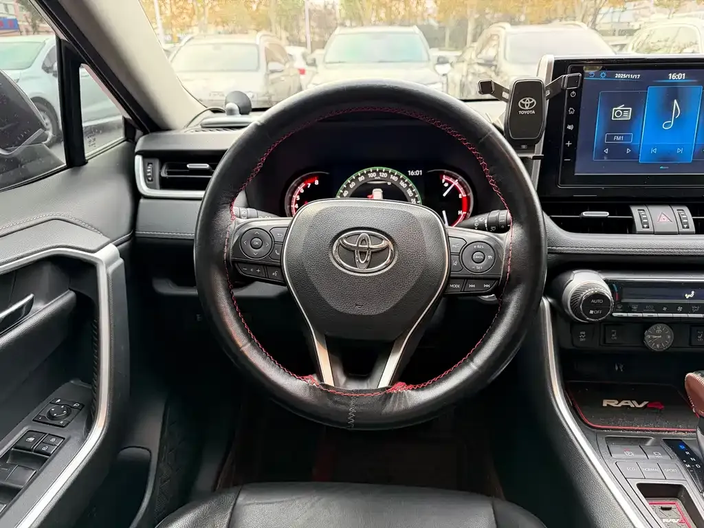 Toyota RAV4 — фото 10