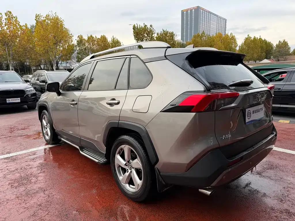 Toyota RAV4 — фото 4