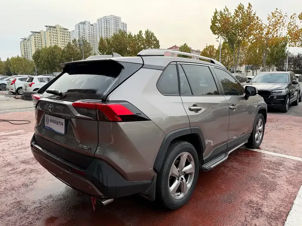 Toyota RAV4 — фото 6