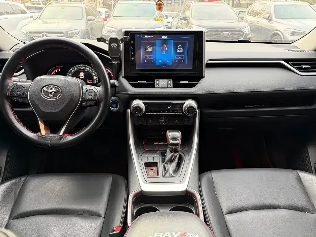 Toyota RAV4 — фото 9