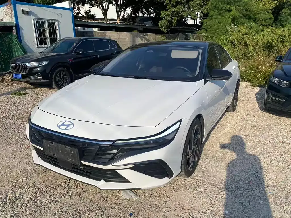 Hyundai Elantra — фото 1