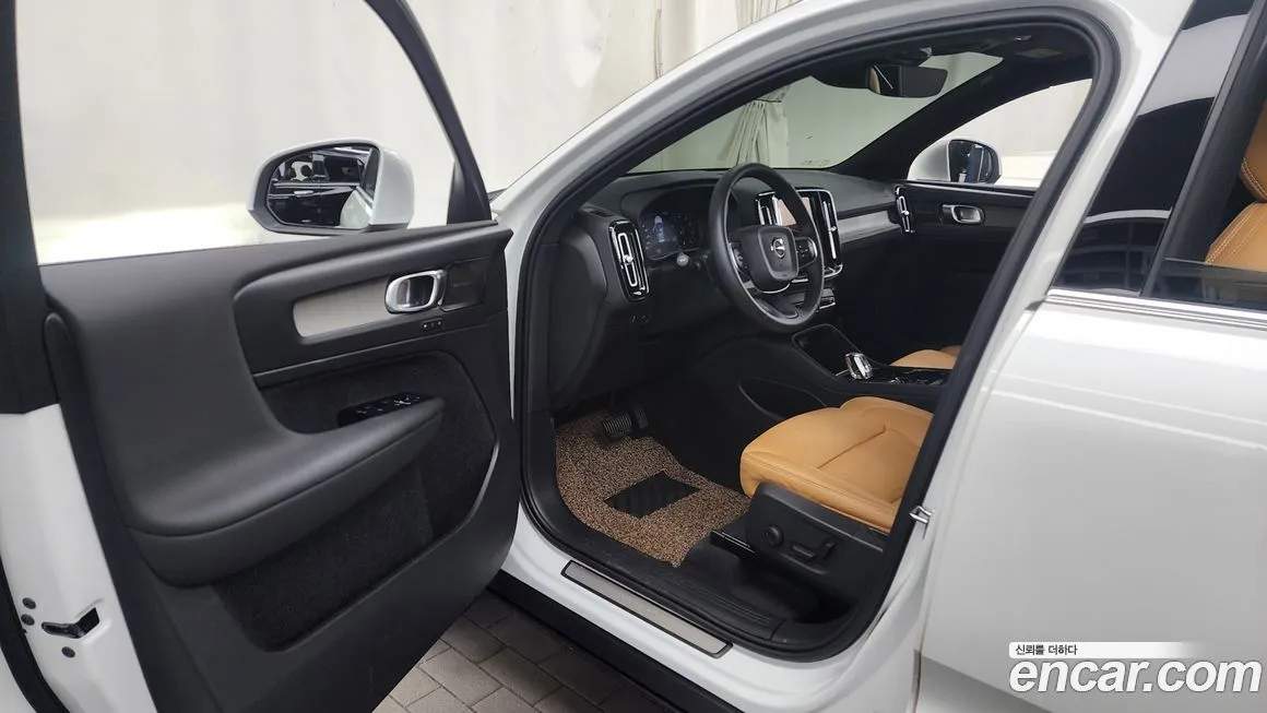 Volvo XC40 — фото 10