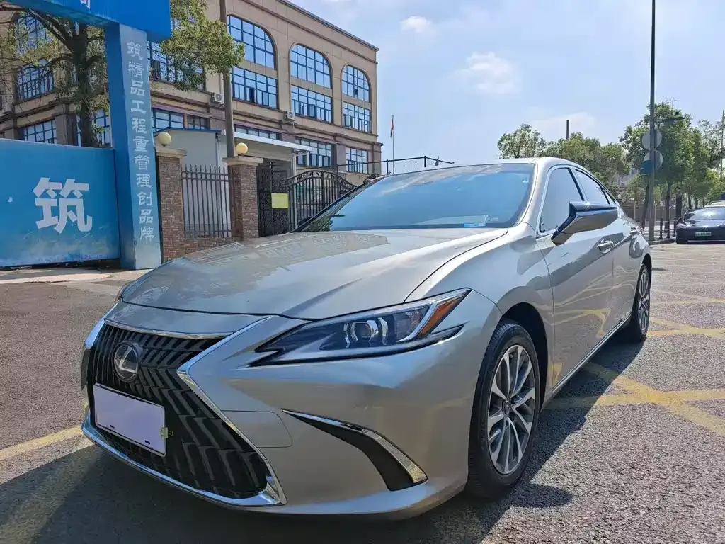 Lexus ES — фото 1