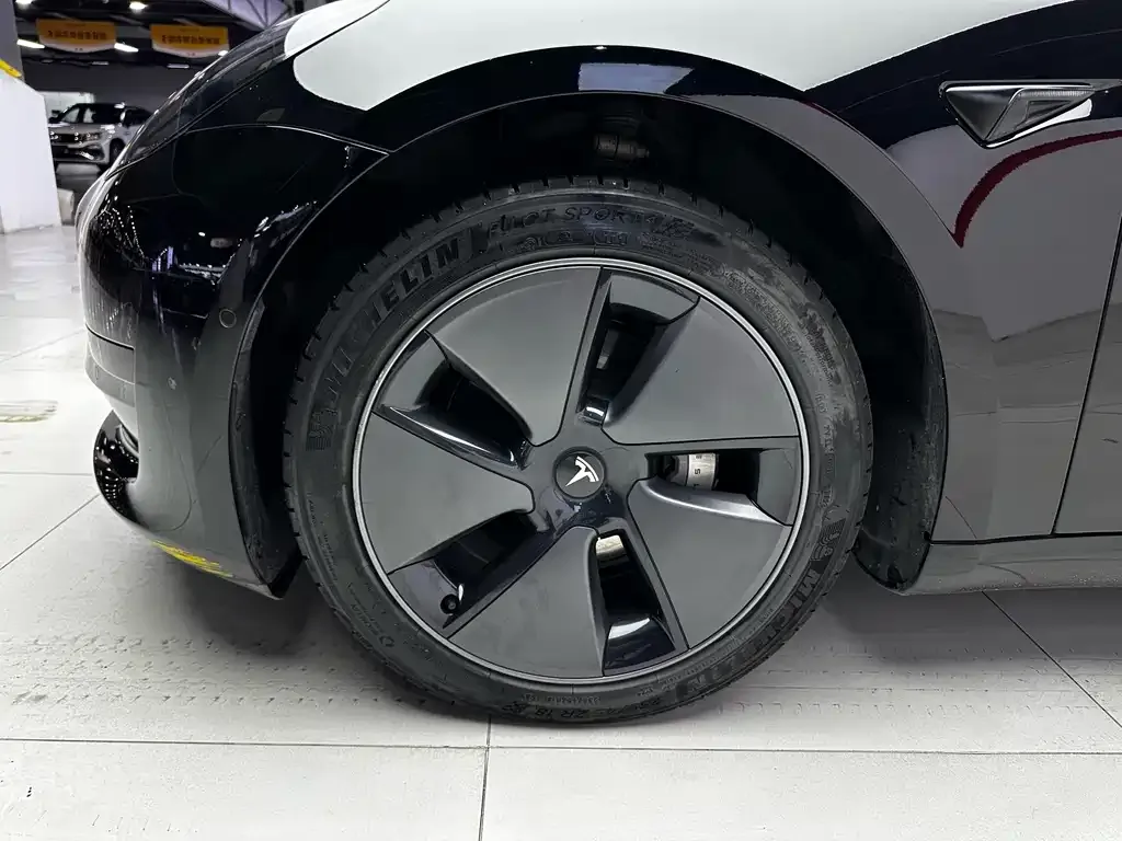 Tesla Model 3 — фото 10