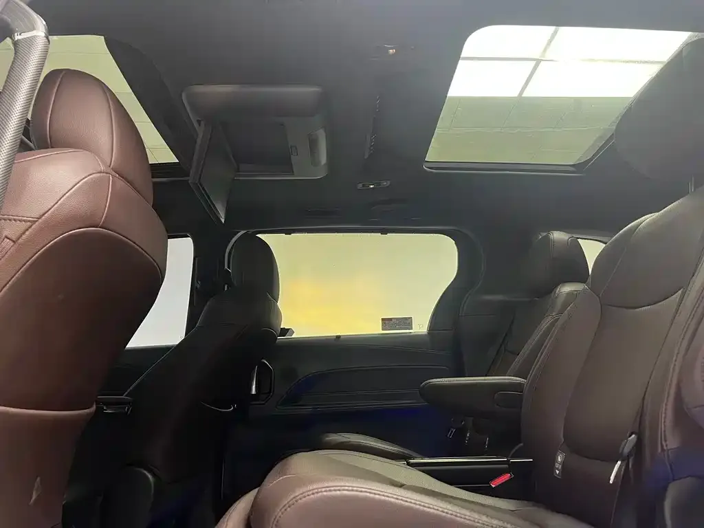 Toyota Granvia 2023 из CN, фото 10
