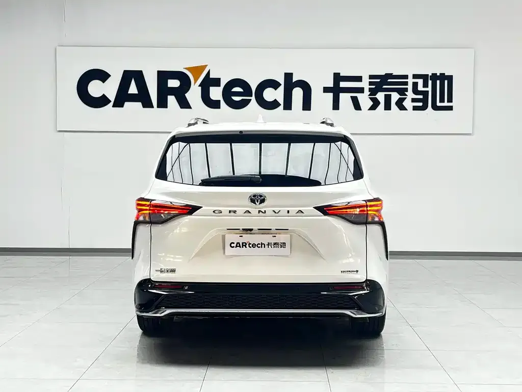 Toyota Granvia 2023 из CN, фото 4