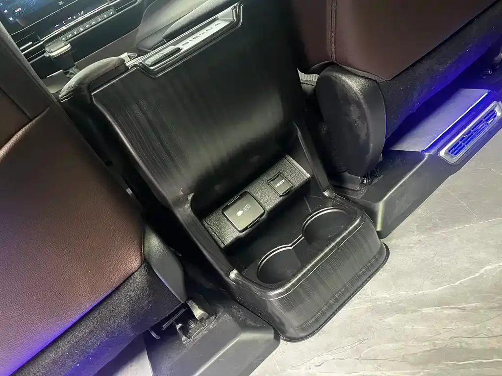 Toyota Granvia 2023 из CN, фото 8